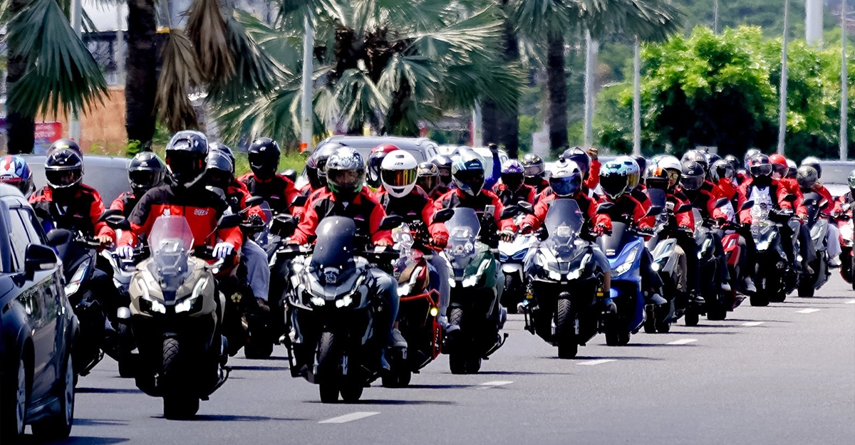 ขบวน Big Caravan รถจักรยานยนต์ Honda 160 Series มุ่งหน้าสู่พัทยา ปาร์ค จังหวัดชลบุรี