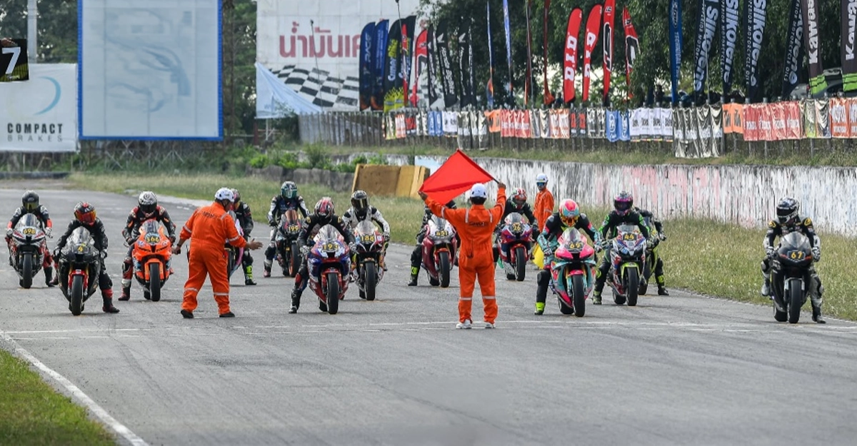 บรรยากาศกริดสตาร์ทที่อัดแน่นไปด้วยลูกค้าของ Thai Honda ในการแข่งขัน Honda Cup ที่สนามพีระเซอร์กิต